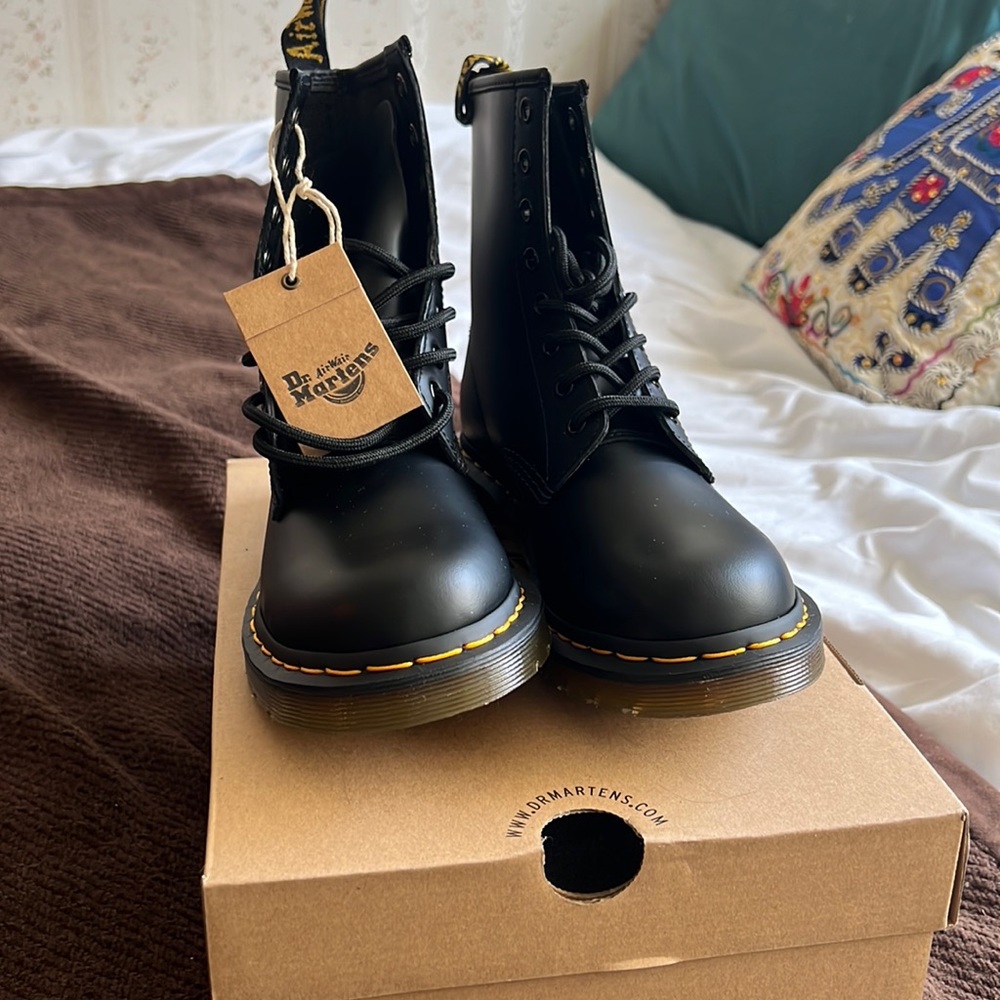 NWT Never Wore Doc Marten’s Black Size 7